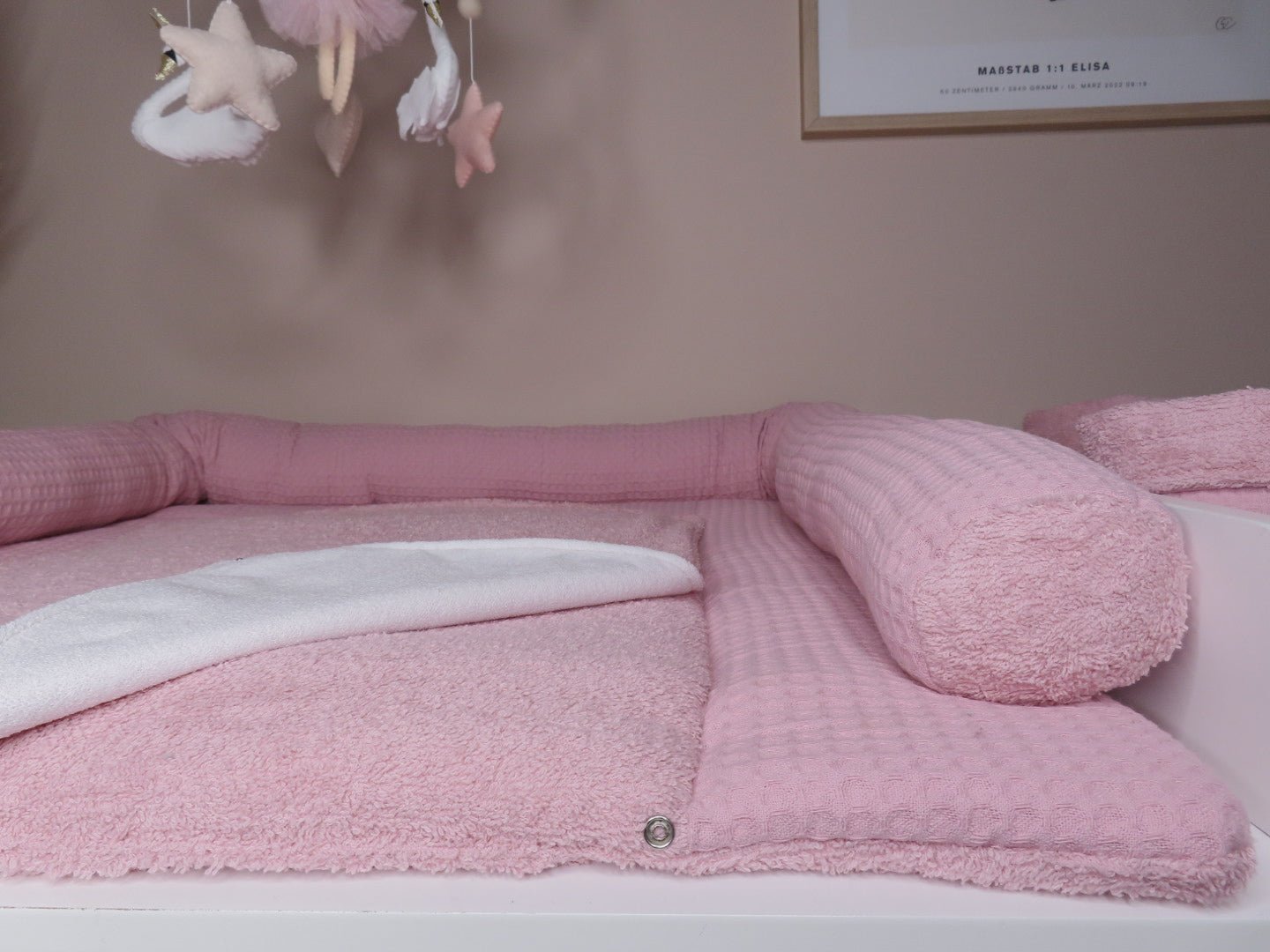 Wickelset „Pure Softness“ in soft Rose – Wickelunterlage aus Waffelpique mit Bettschlange & Utensilos (inkl. gratis Wechselauflage) - Kindesglueck