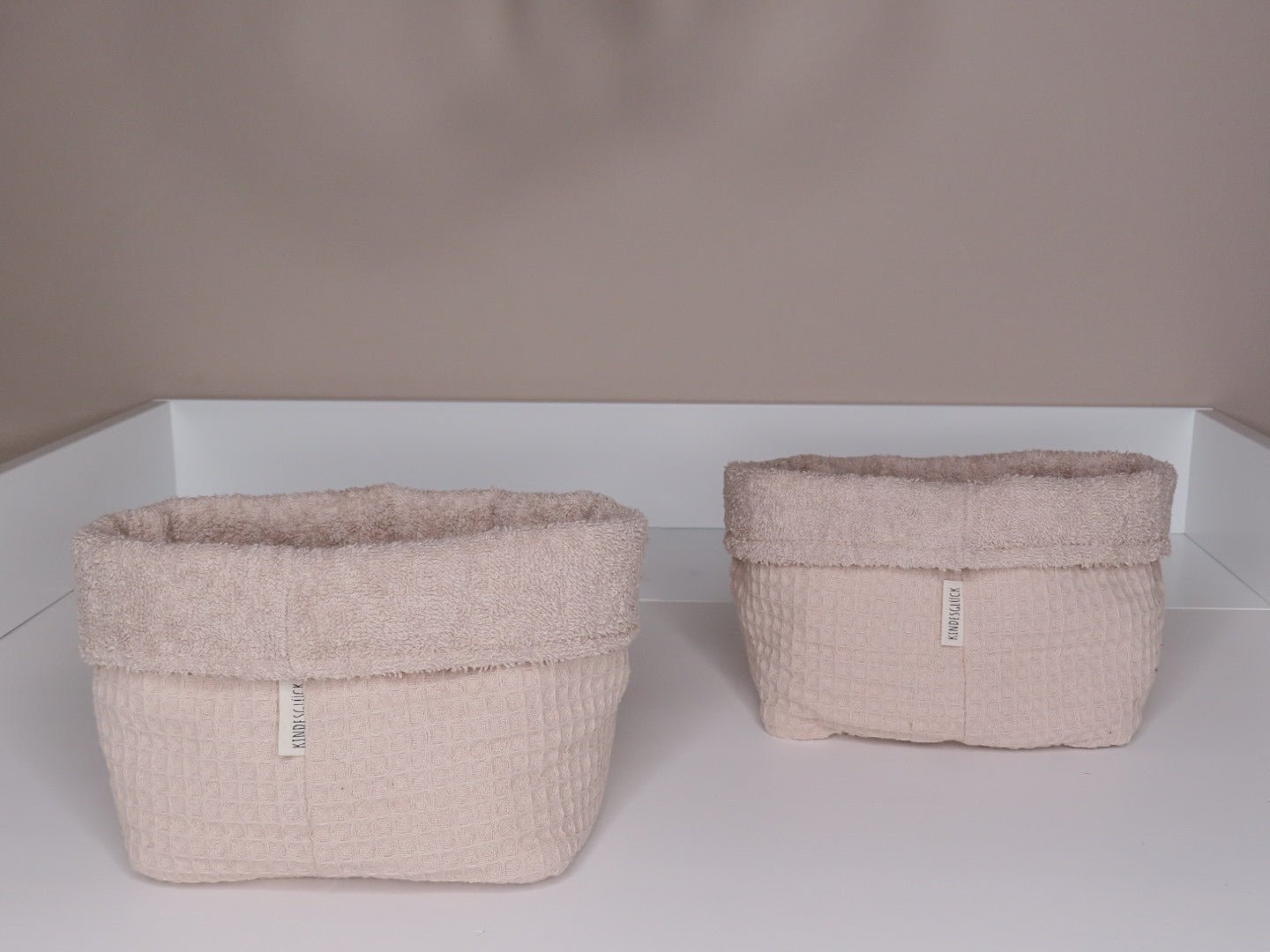 Wickelset „Pure Softness“ in warm Beige – Wickelunterlage aus Waffelpique mit Bettschlange & Utensilos (inkl. gratis Wechselauflage) - Kindesglueck